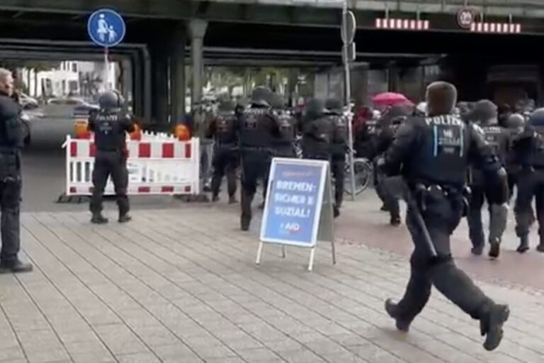 Polizeieinsatz am AfD-Infostand im Bremen: Die Angreifer schlossen sich später einem Anti-AfD-Protest an. (Themenbild/Screenshot)