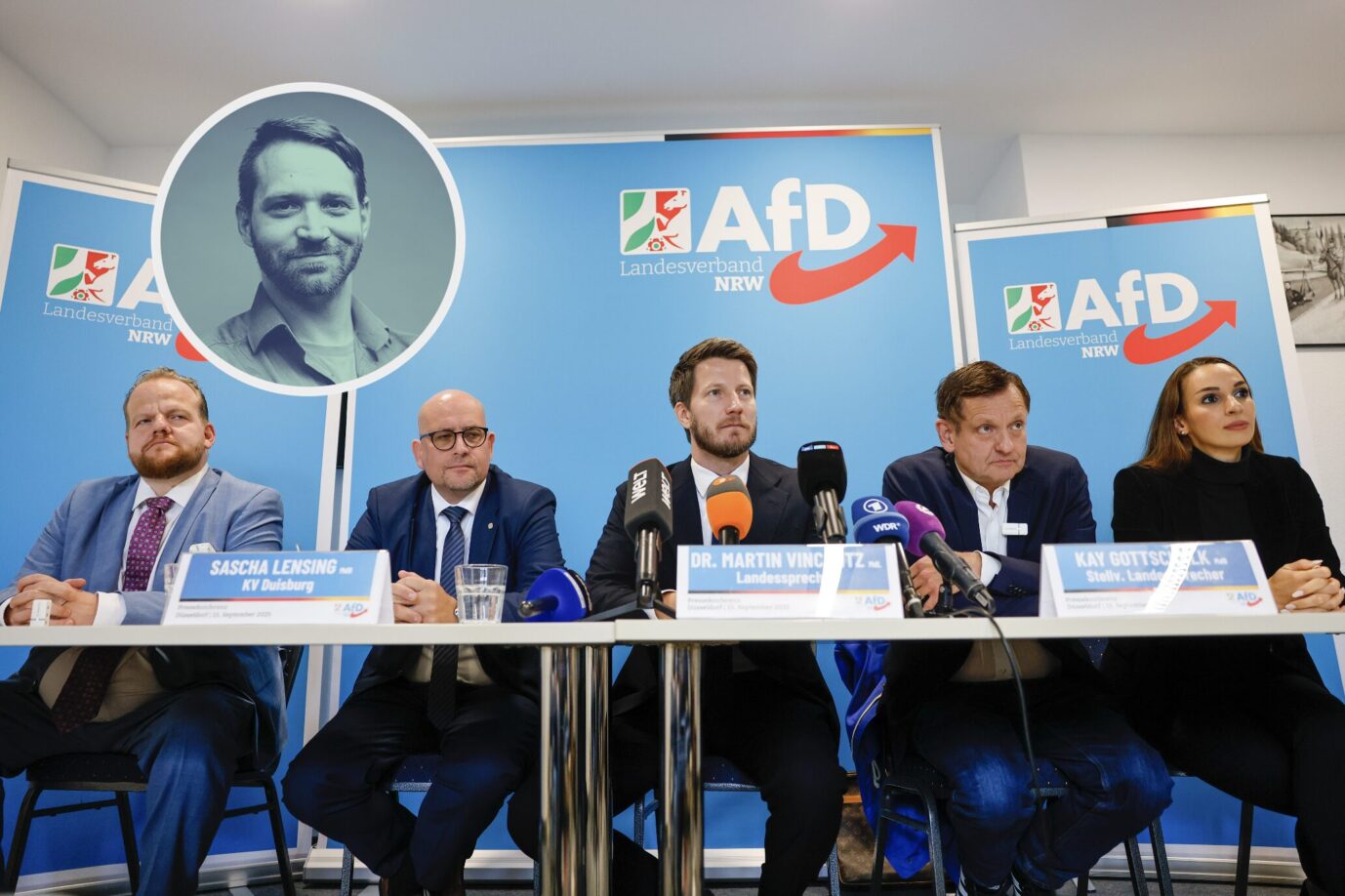Martin Vincentz (AfD) (M), Vorsitzender der AfD-Fraktion im Landtag Nordrhein-Westfalen, spricht neben (l-r) Sven Tritschler (AfD) stellvertretender Landessprecher der AfD-Fraktion, Sascha Lensing (AfD Bundestagsmitglied), Kay Gottschalk (AfD Bundestagsmitlglied) und Enxhi Seli-Zacharias (AfD) Mitglied der AfD-Fraktion im Landtag Nordrhein-Westf... Die Bäume wachsen schnell aber nicht in den Himmel