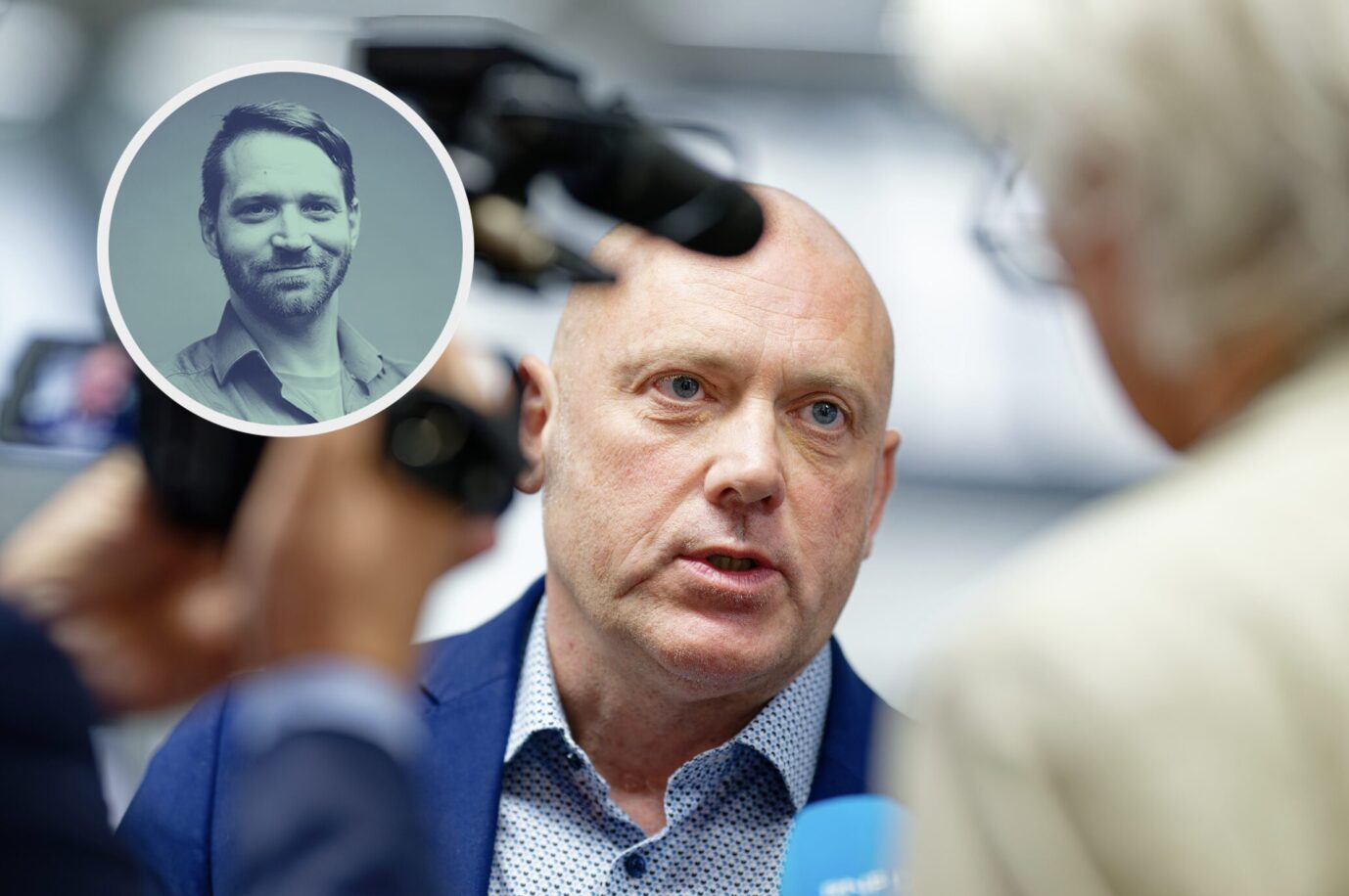 Joachim Paul (AfD) steht im Wilhelm-Hack-Museum bei der Bekanntgabe der Ergebnisse der Oberbürgermeisterwahl. Sein Ausschluß macht die Wahl zur Farce.