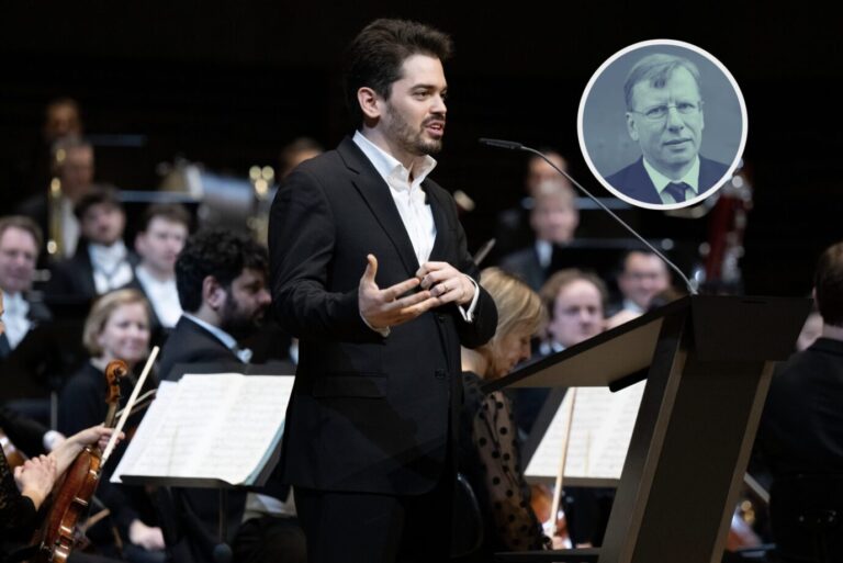 Der israelische Dirigent Lahav Shani steht im schwarzen Anzug auf einer Bühne – weil er Israeli ist, wurde er nun ein Opfer von Cancel Culture – wie auch andere Musiker zuvor