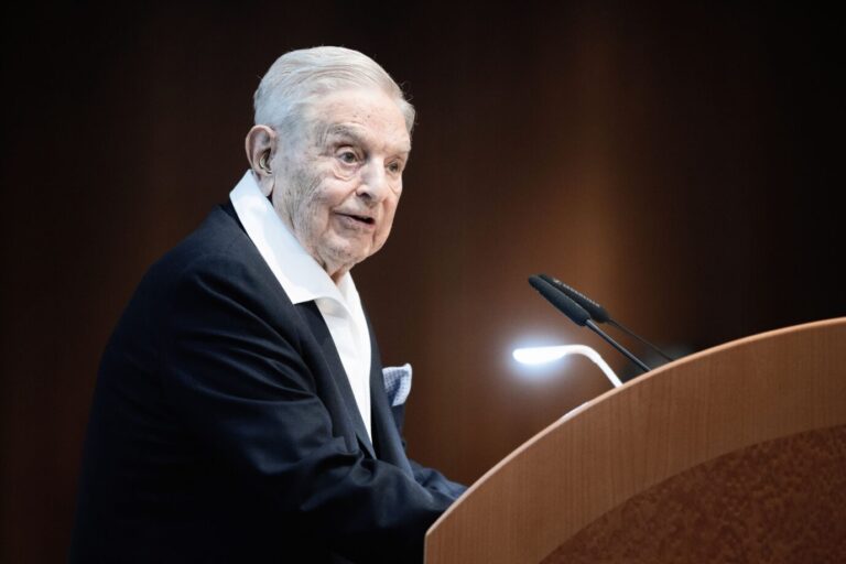 Das Bild zeigt den US-Milliardär George Soros. Er ist eng verflochten mit woken Journalisten auf der ganzen Welt.