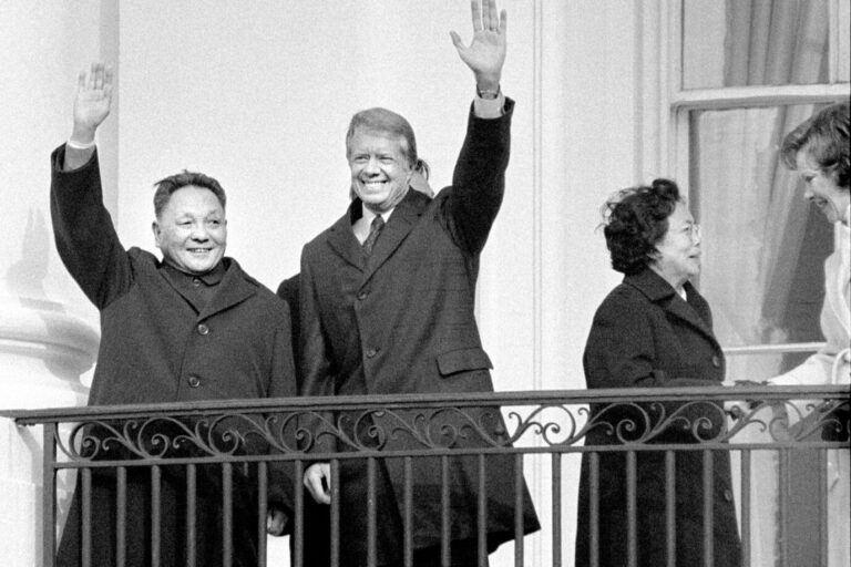 Das Bild zeigt Chinas damaligen Präsidenten Deng Xiaoping und seinen US-Amtskollegen Jimmy Carter.