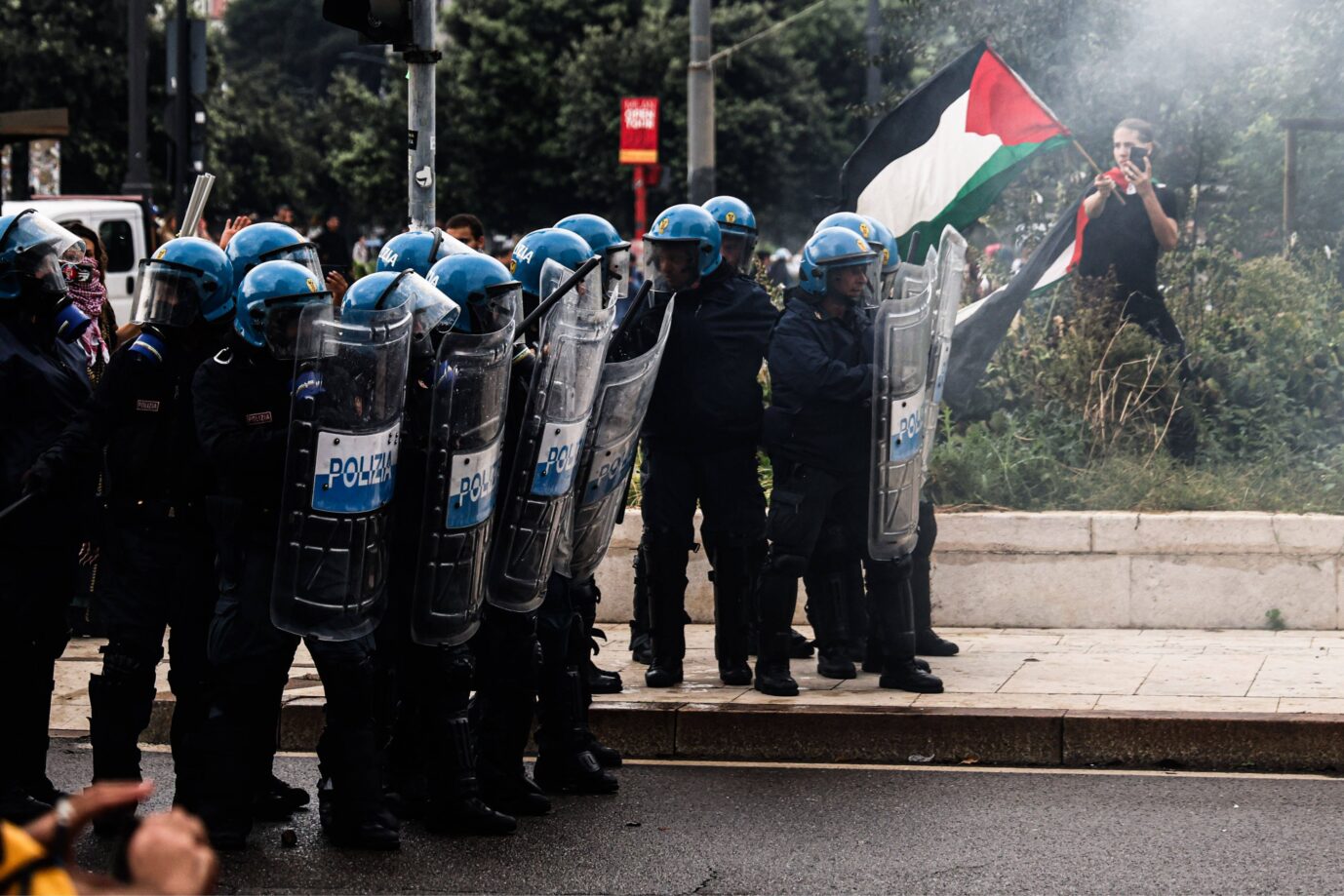 Das Bild zeigt Pro-Palästina-Randale in Italien.