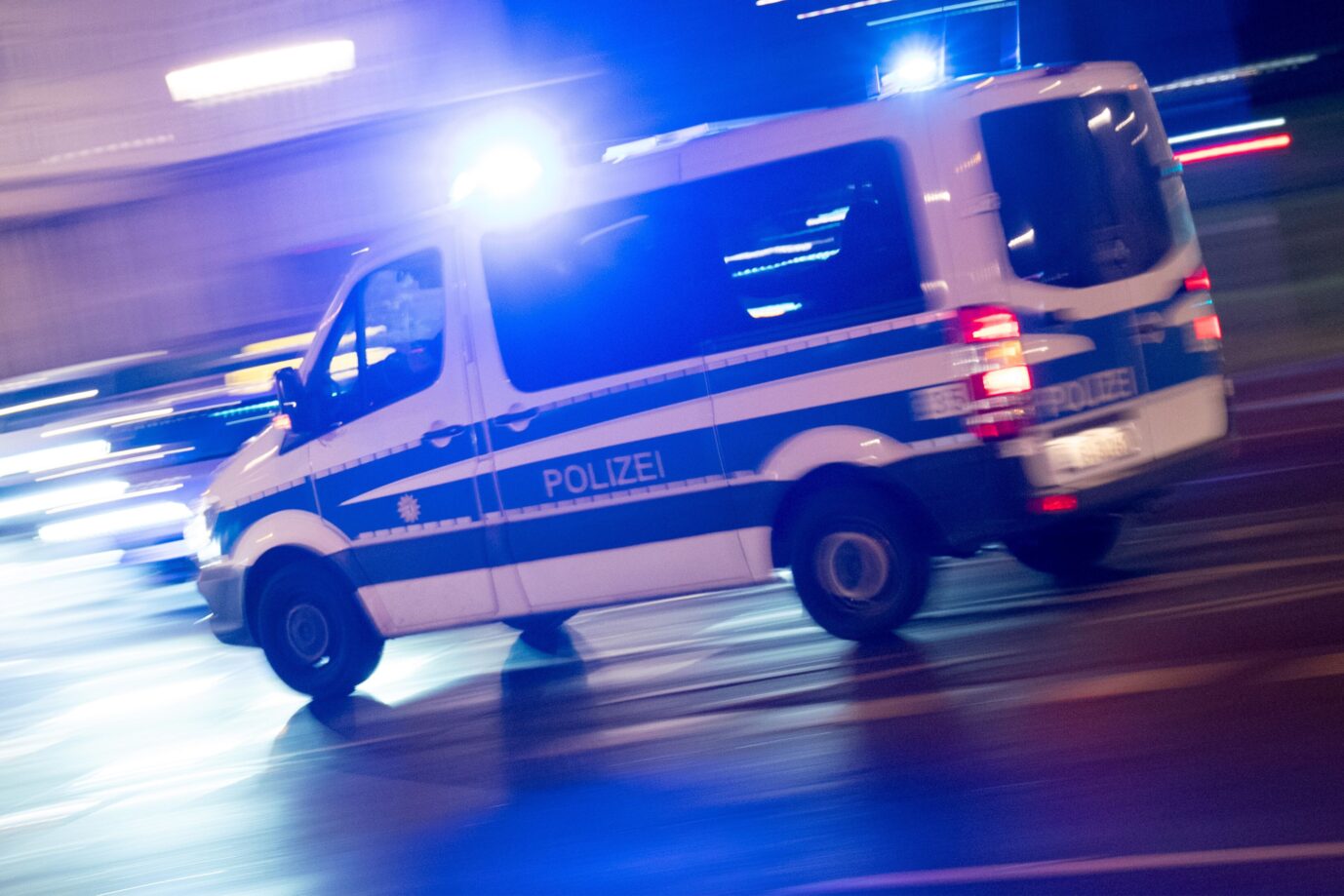 Das Bild zeigt ein Polizeiauto. Es ist ein Symbolbild dafür, daß in Berlin ein Syrer festgenommen wurde.