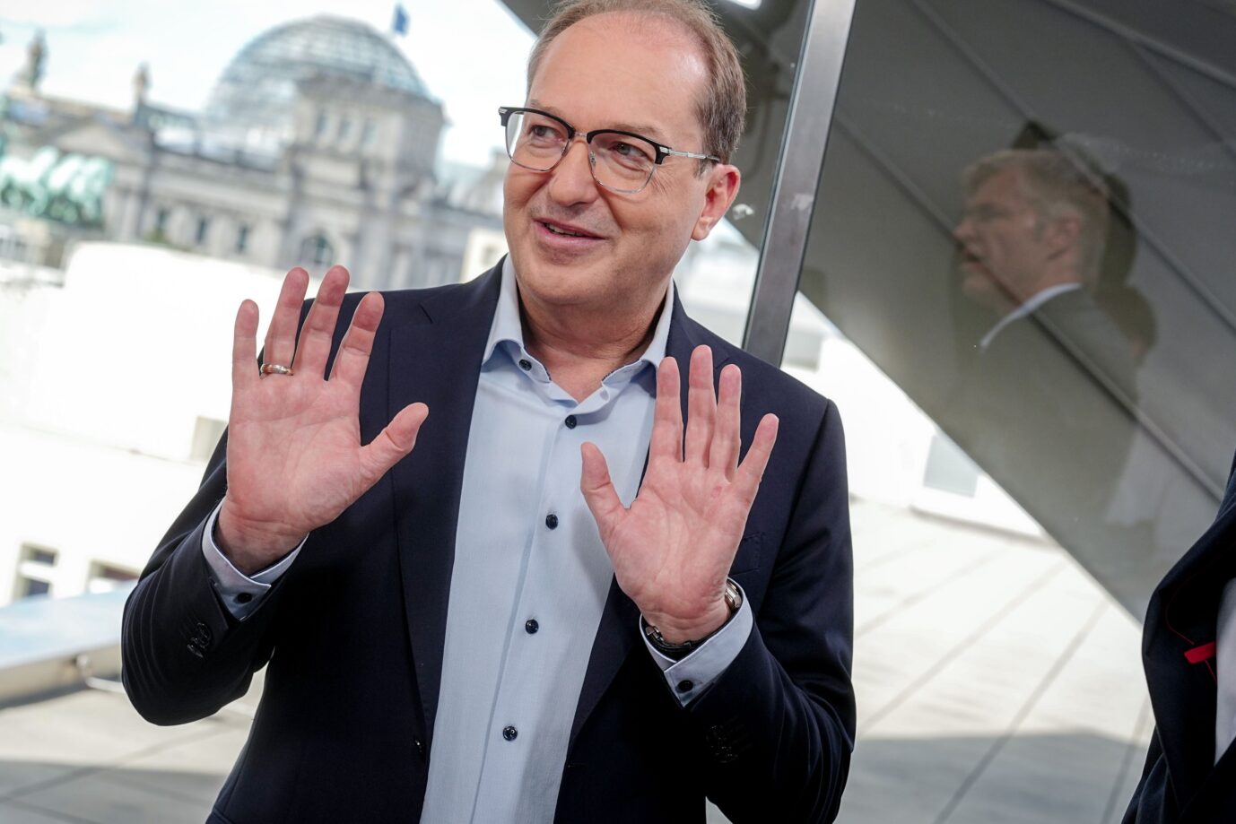 Bundesinnenminister Dobrindt (CSU) bei einem Interview vor dem Reichstag. Er nimmt die AfD auf Druck der Grünen ins Visier.