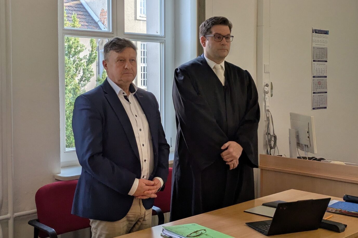 Detlef Gürth (CDU) mit seinem Anwalt vor Gericht. Der Freispruch wegen des Verdachts auf Volksverhetzung wurde aufgehoben.