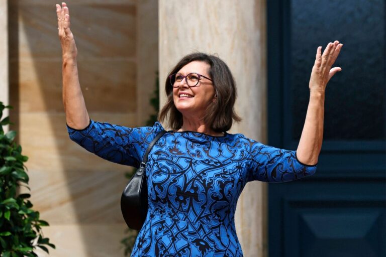 Ilse Aigner (CSU) freut sich über das Wetter. Die Bayerische Landtagspräsidentin will unsere Demokratie beschützen