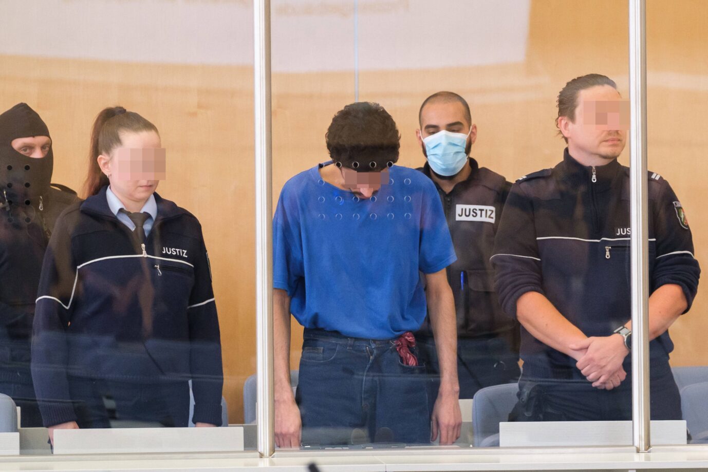Issa al H. mit Justizbeamten. Syrischer Attentäter von Solingen muß hinter Gitter.