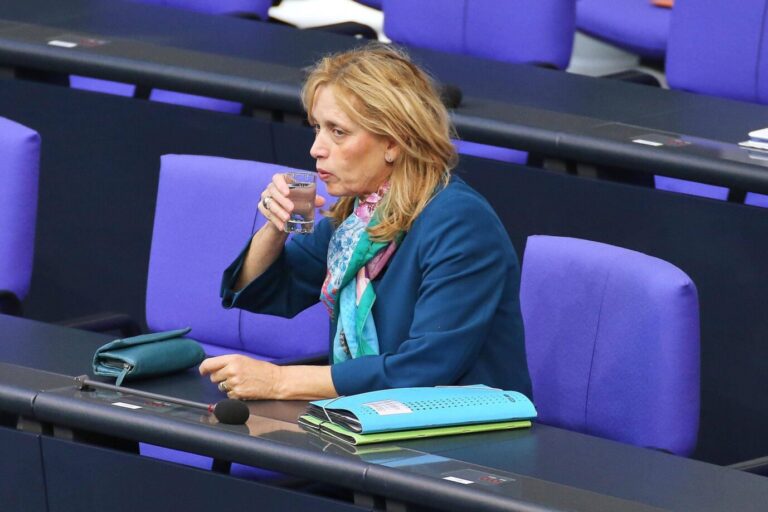 Karin Prien trinkt Wasser im Bundestag. SPD, Linkspartei und Organisationen kritisieren ihre Ankündigung, ”Demokratie leben!” zu überprüfen.