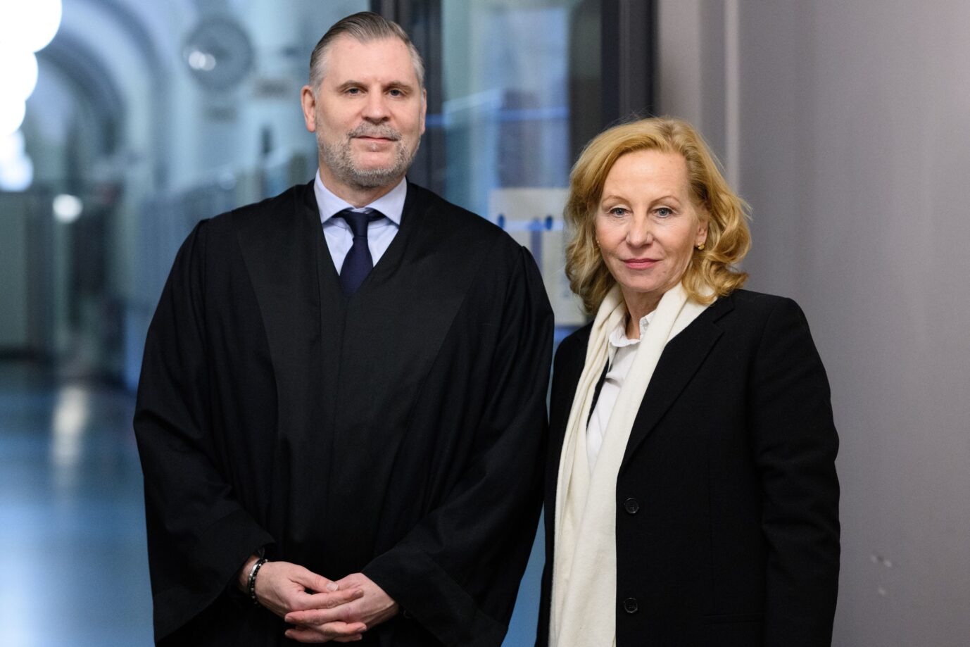 Anwalt Thomas Wahlig und Ex-RBB-Intendantin Patricia Schlesinger im Gericht. Was wird aus dem Berufungsverfahren?