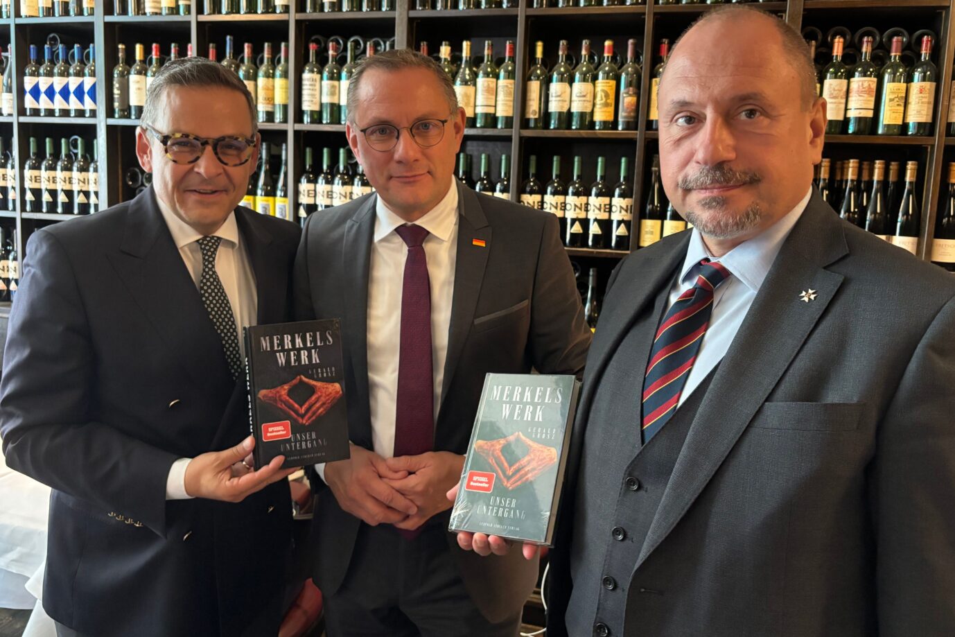 Gerald Grosz, Tino Chrupalla (AfD) und Verleger Wolfgang Dvorak-Stocker in Berlin. Merkels Bilanz ist fatal.