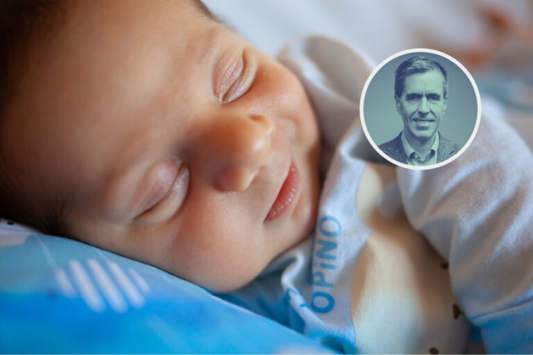 Ein neugeborenes Baby schläft entspannt auf einem runden Kopfkissen, daneben ist ein Porträt des Kommentators Dieter Stein eingeblendet. Schlafendes Neugeborenes: In Deutschland kommen jedes Jahr über 100.000 Kinder durch Abtreibung nicht zur Welt. Foto: picture alliance / CHROMORANGE | Antonio Gravante