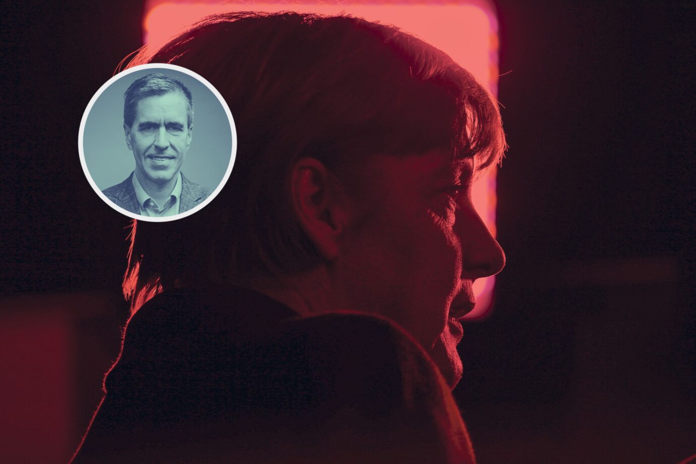 Silhouette von Angela Merkel vor rotem Hintergrund, darüber eingeblendet ein rundes Porträtfoto von JF-Chefredakteur Dieter Stein. 2015 jubelte man über die Grenzöffnung. Heute, zehn Jahre später, herrschen Gewalt und Ernüchterung. Merkel erfüllte, was die öffentliche Meinung von ihr erwartete. Deutschland wurde zum „Hippie-Staat“. Angela Merkel: Mit der Grenzöffnung 2015 stellte sie den Staat zur Disposition – eine Entscheidung mit Folgen bis heute. Foto: picture alliance/dpa
