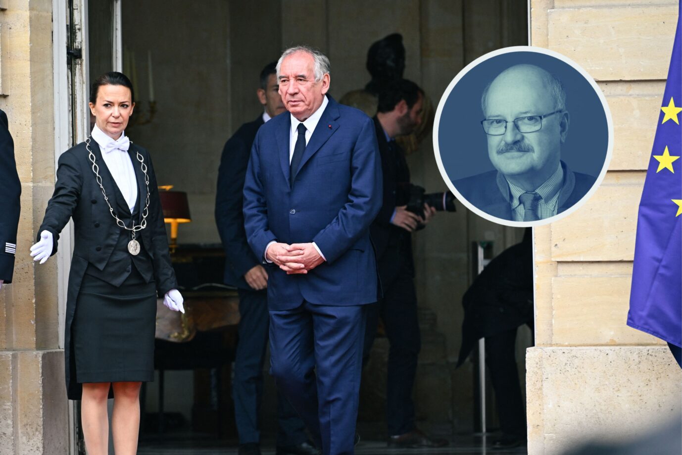 Kein Käse mehr für ihn: Frankreichs scheidender Premierminister François Bayrou (Mitte) verläßt am 10. September 2024 das Hôtel de Matignon in Paris, um seinen Nachfolger, den früheren Verteidigungsminister Sébastien Lecornu, zur Amtsübergabe zu empfangen. Links eine Mitarbeiterin in offizieller Kleidung, rechts ein Teil der EU-Flagge. Im Kreis eingeblendet: JF-Autor Albrecht Rothacher. François Bayrou bei der Amtsübergabe an Sébastien Lecornu in Paris: Der sechste Premier Macrons hielt sich nur wenige Monate. Foto: picture alliance / abaca | Abdullah Firas/ABACA