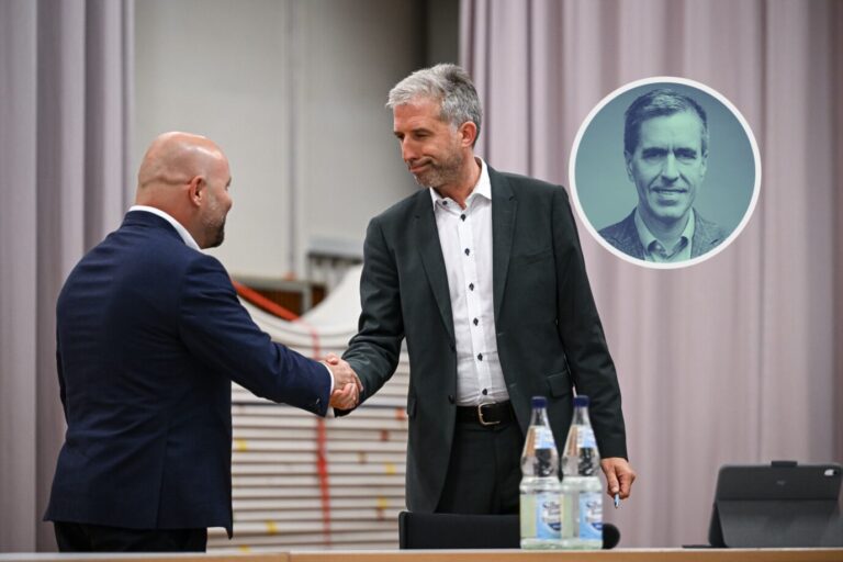 Tübingens Oberbürgermeister Boris Palmer (rechts) und der AfD-Landesvorsitzende Baden-Württemberg, Markus Frohnmaier (links), geben sich in der Hermann-Hepper-Halle bei einem Streitgespräch die Hand. Im Hintergrund ist im Rahmen ein Porträt von JF-Chefredakteur Dieter Stein eingeblendet. Händedruck in Tübingen: Boris Palmer und AfD-Spitzenkandidat Markus Frohnmaier im Streitgespräch. Foto: picture alliance / Pressefoto Ulmer | Markus Ulmer