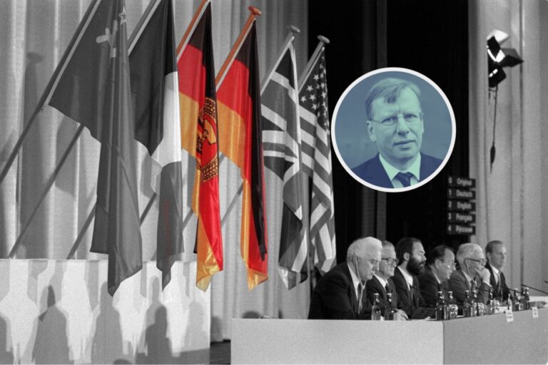 Teilnehmer der Zwei-plus-Vier-Konferenz am 5. Mai 1990 in Bonn vor den Flaggen Chinas, Frankreichs, der Bundesrepublik Deutschland, der DDR, Großbritanniens und der USA. Alle Flaggen sind schwarz-weiß dargestellt, außer den beiden deutschen Fahnen. Am Podium sitzen (v. l.): Eduard Schewardnadse (UdSSR), Roland Dumas (Frankreich), Markus Meckel (DDR), Hans-Dietrich Genscher (Bundesrepublik), Douglas Hurd (Großbritannien) und James Baker (USA). Rechts oben im Kreis ein Porträt von JF-Autor Thorsten Hinz. Zwei-plus-Vier-Konferenz 1990 in Bonn: Außenminister beraten über die Wiedervereinigung.
