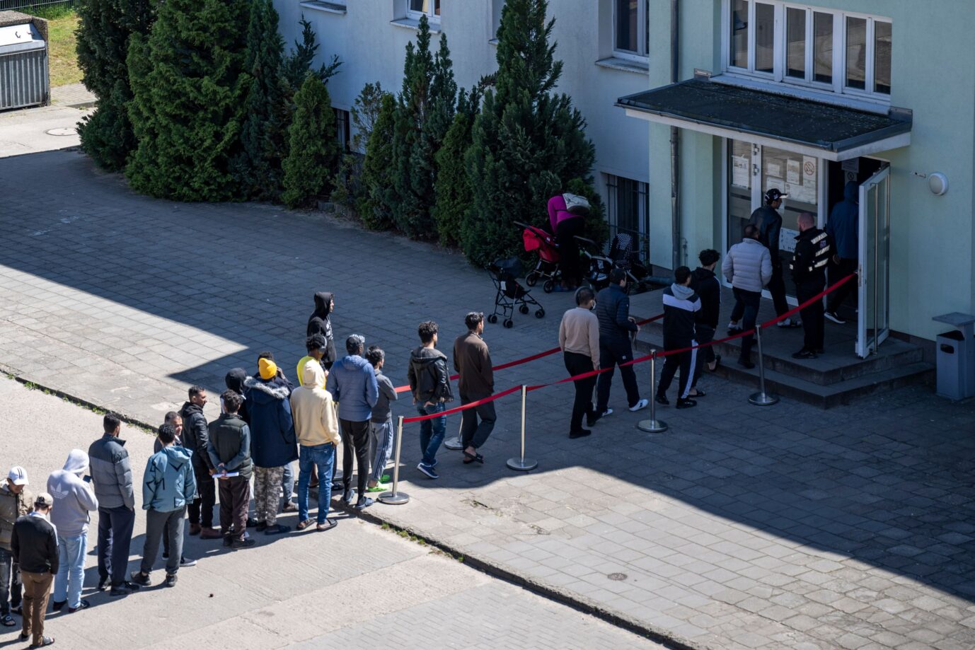Wartende Migranten vor einer Erstaufnahmeeinrichtung in Brandenburg