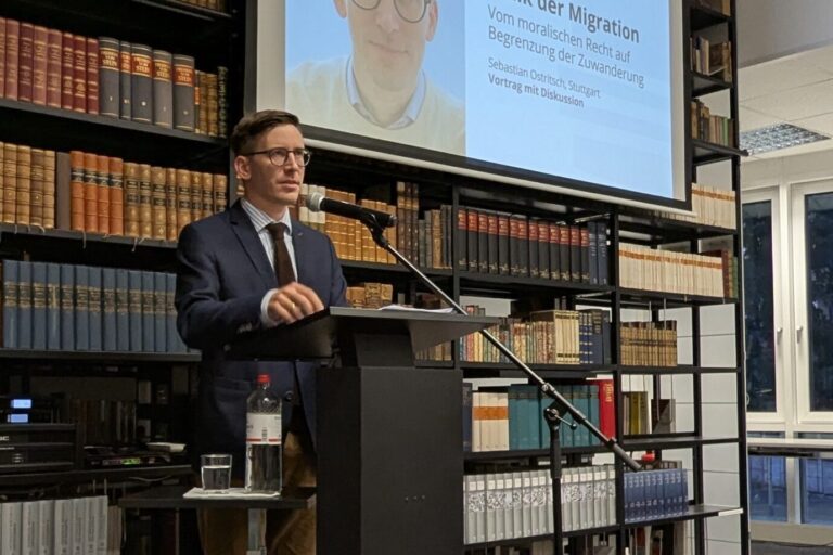 Der katholische Philosoph Sebastian Ostritsch: „Es wäre ja, ein Ass nicht auszuspielen, das wir haben, wenn wir uns die Moral nicht auch rhetorisch zur Hilfe holen.“ (Themenbild)