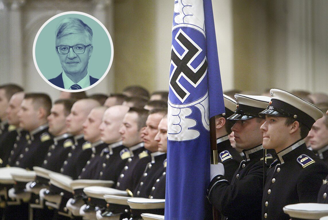 Kadetten der Luftwaffe Finnlands und eine Flagge mit Hakenkreuz: Das löst "Unbehagen" bei Nato-Partnern aus (Archivbild).