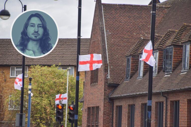 Über Nacht tauchen in England immer mehr St. Georgs-Flaggen auf als Protest gegen Massenmigration.