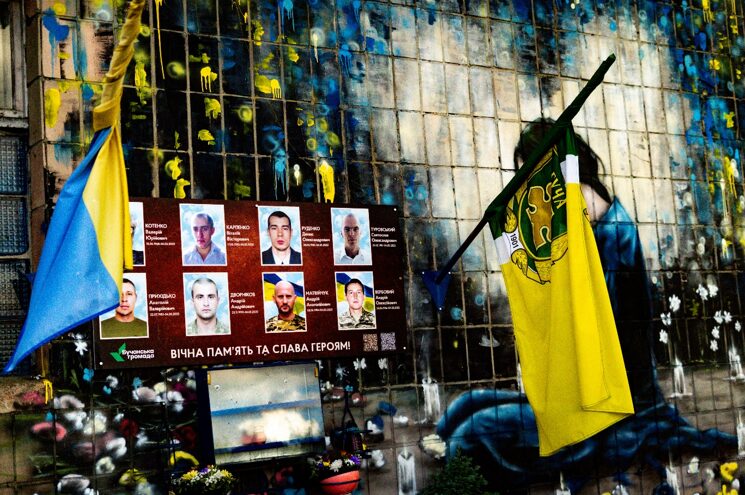 Ukrainer gedenken der in Butscha bei Kiew ermordeten Männer, auf Präsident Selenskyj sind nicht alle gut zu sprechen.
