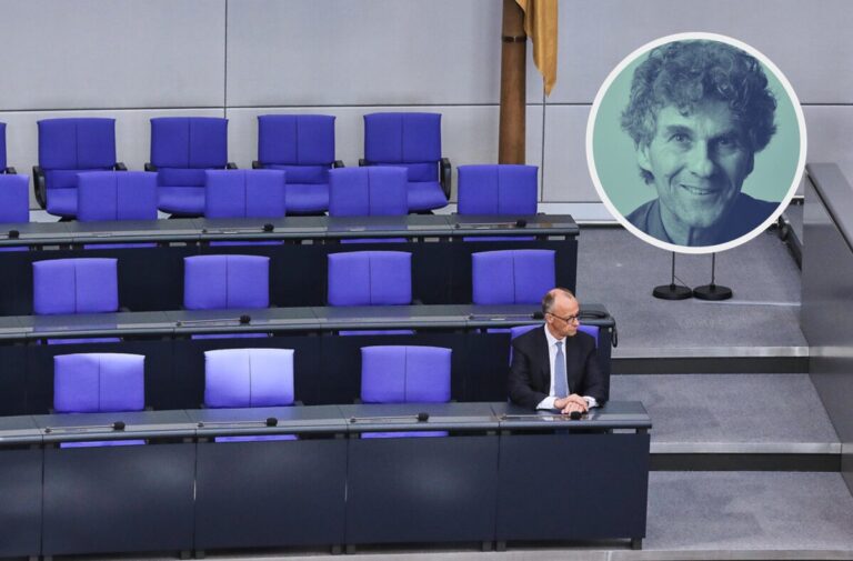 Bundeskanzler Friedrich Merz (CDU) allein auf weiter Flur, während der Staat unter seiner Regierung erodiert.