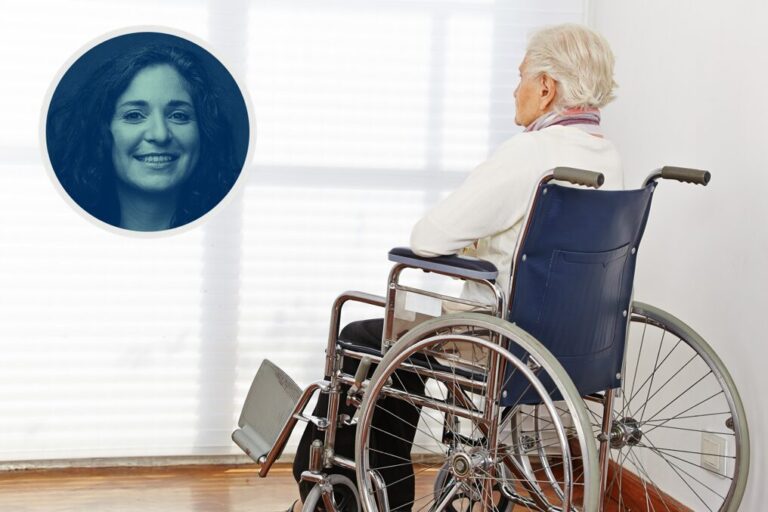 Eine Rentnerin im Rollstuhl: Bleiben die Alten auf der Strecke, wenn die Zwei-Klassen-Medizin kommt?