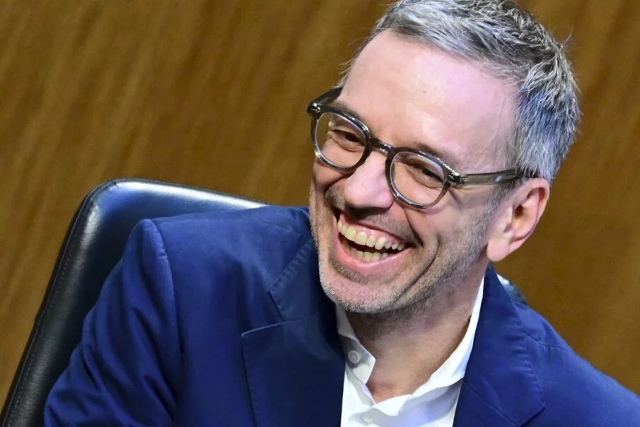 Hat aktuell gut lachen: FPÖ-Chef Herbert Kickl eilt in Umfragen immer weiter davon. Foto: picture alliance / ROLAND SCHLAGER / APA /