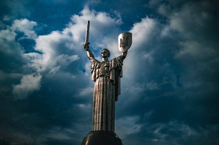 Die Mutter-Heimat-Statue thront über Kiew.