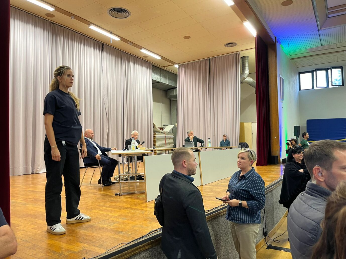 Immer wieder mußte die Diskussion in der Hermann-Hepper-Halle wegen Rangeleien und Störungen unterbrochen werden. Foto: JF