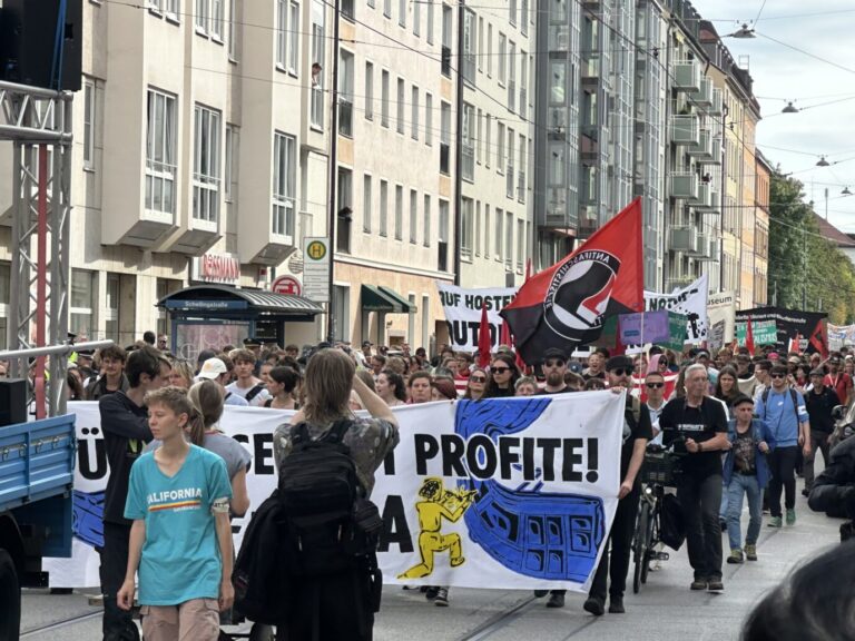 Betrübte gesichter auf dem Protest gegen die Internationale Autoausstellung (IAA) in München. (Themenbild)