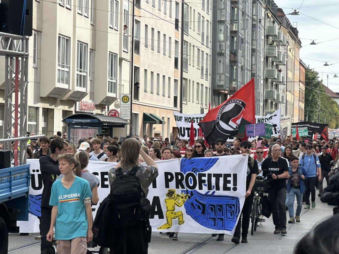 Betrübte gesichter auf dem Protest gegen die Internationale Autoausstellung (IAA) in München. (Themenbild)