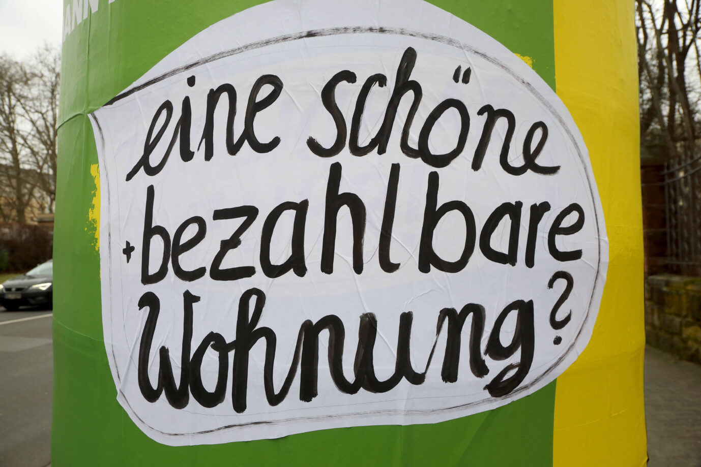 Auf einer Litfaßsäule in Mainz, der Hauptstadt in Rheinland-Pfalz, ist die Aufschrift "Eine schöne bezahlbare Wohnung?" zu sehen