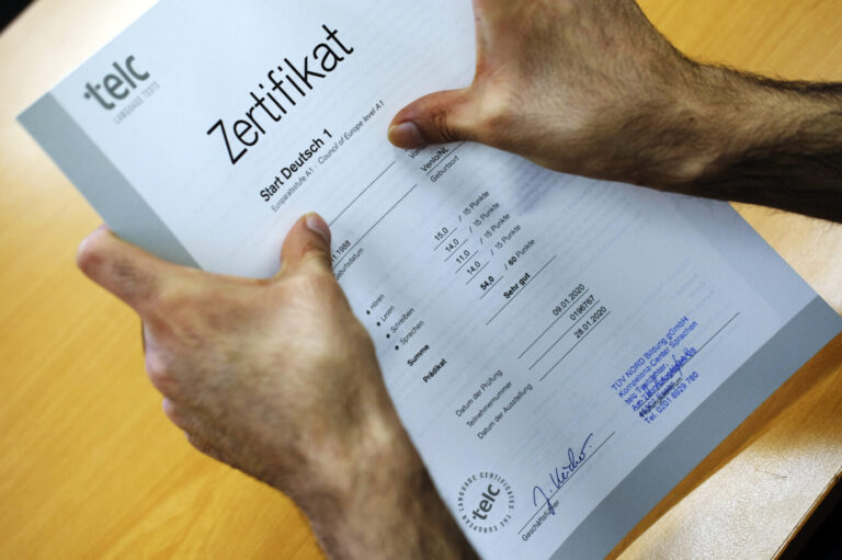 Ein TELC-Sprachzertifikat: Ohne Lernen bekommt man eine gute Fälschung bereits ab 750 Euro. Diese Zertifikate sind wichtig für Einbürgerungen.