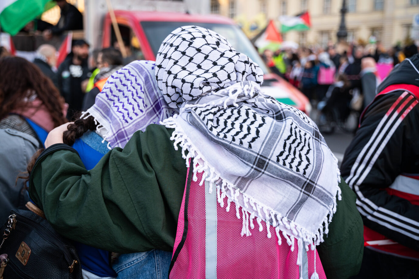 Demonstranten tagen Palästinensertücher in Berlin.