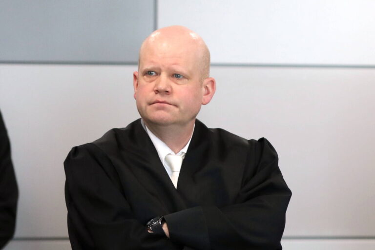 Halle (Saale), Sachsen-Anhalt, Deutschland, 18.04.2024: Im Justizzentrum sitzt Rechtsanwalt Ulrich Vosgerau im Talar während des Prozesses gegen Thüringens AfD-Landeschef Björn Höcke. Rechtsanwalt Ulrich Vosgerau: Das Landgericht Berlin untersagt Correctiv zwei Aussagen über ihn zum Potsdam-Treffen. Foto: IMAGO / dts Nachrichtenagentur