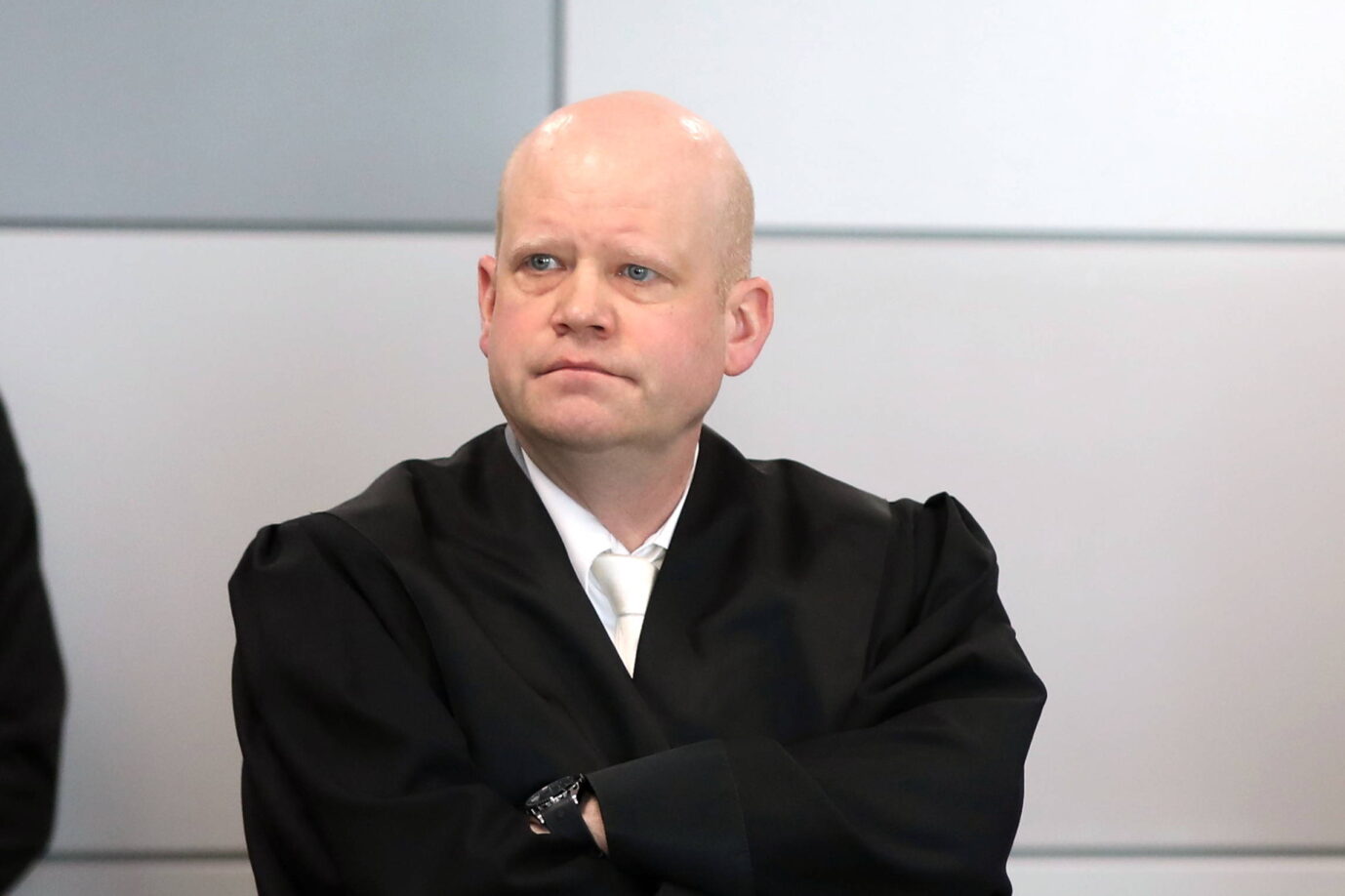 Halle (Saale), Sachsen-Anhalt, Deutschland, 18.04.2024: Im Justizzentrum sitzt Rechtsanwalt Ulrich Vosgerau im Talar während des Prozesses gegen Thüringens AfD-Landeschef Björn Höcke. Rechtsanwalt Ulrich Vosgerau: Das Landgericht Berlin untersagt Correctiv zwei Aussagen über ihn zum Potsdam-Treffen. Foto: IMAGO / dts Nachrichtenagentur