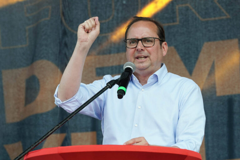 Thomas Kufen, Oberbürgermeister von Essen, spricht am 29. Juni 2024 bei einer Gegendemonstration zum AfD-Bundesparteitag in Essen. Er steht am Rednerpult, trägt ein hellblaues Hemd und hebt eine Faust, während er in ein Mikrofon spricht. Oberbürgermeister Thomas Kufen führt die Demonstration gegen den AfD-Bundesparteitag in Essen an: Staatsanwaltschaft ermittelt weiter. Foto: IMAGO / epd