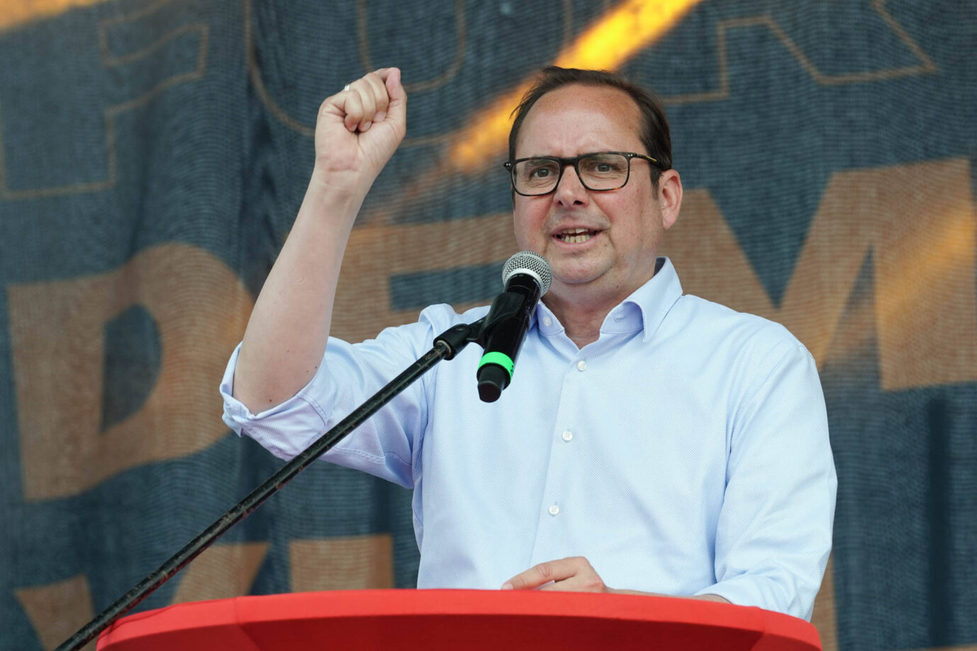 Thomas Kufen, Oberbürgermeister von Essen, spricht am 29. Juni 2024 bei einer Gegendemonstration zum AfD-Bundesparteitag in Essen. Er steht am Rednerpult, trägt ein hellblaues Hemd und hebt eine Faust, während er in ein Mikrofon spricht. Oberbürgermeister Thomas Kufen führt die Demonstration gegen den AfD-Bundesparteitag in Essen an: Staatsanwaltschaft ermittelt weiter. Foto: IMAGO / epd