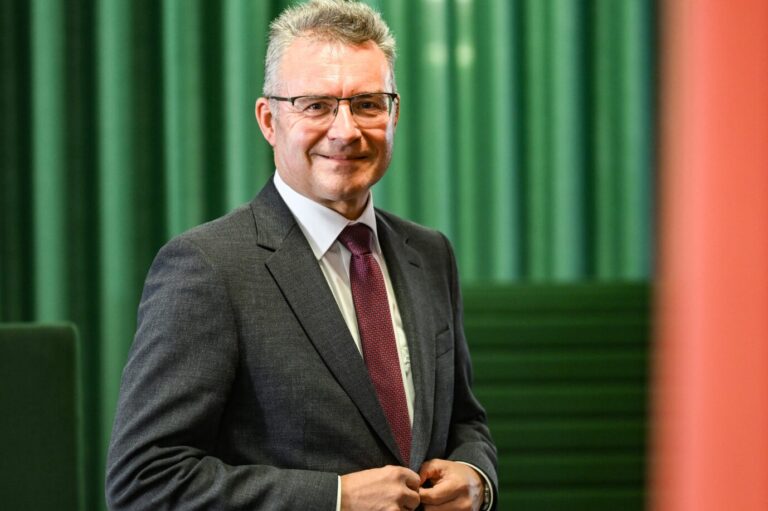 Landkreistags-Präsident will Bürgergeld um 30 Prozent kürzen.