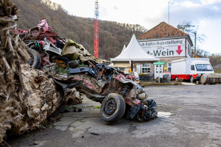 Wiederaufbau im Ahrtal - 03.01.2025 Ein von der Flut zerstörtes Autowrack als Mahnmal vor der Ahr-Vinothek mit der Flut-Foto-Video-Ausstellung in Marienthal, eine Fluterinnerungsstätte zur Flutkatastrophe - 3,5 Jahre nach der Flutkatastrophe im Juli 2021 befindet sich die Region im Neuen Jahr 2025 weiterhin im Wiederaufbau. Auch die Trassen der Ahrtalbahn werden geebnet und erhalten neue Brücken. Bad Neuenahr-Ahrweiler Marienthal Rheinland-Pfalz Deutschland *** Reconstruction in the Ahr Valley 03 01 2025 A car wreck destroyed by the flood as a memorial in front of the Ahr Vinothek with the flood Photo Video exhibition in Marienthal, a flood memorial to the flood disaster 3.5 years after the flood disaster in July 2021, the region is stil Copyright: xBonn.digitalx/xMarcxJohnx