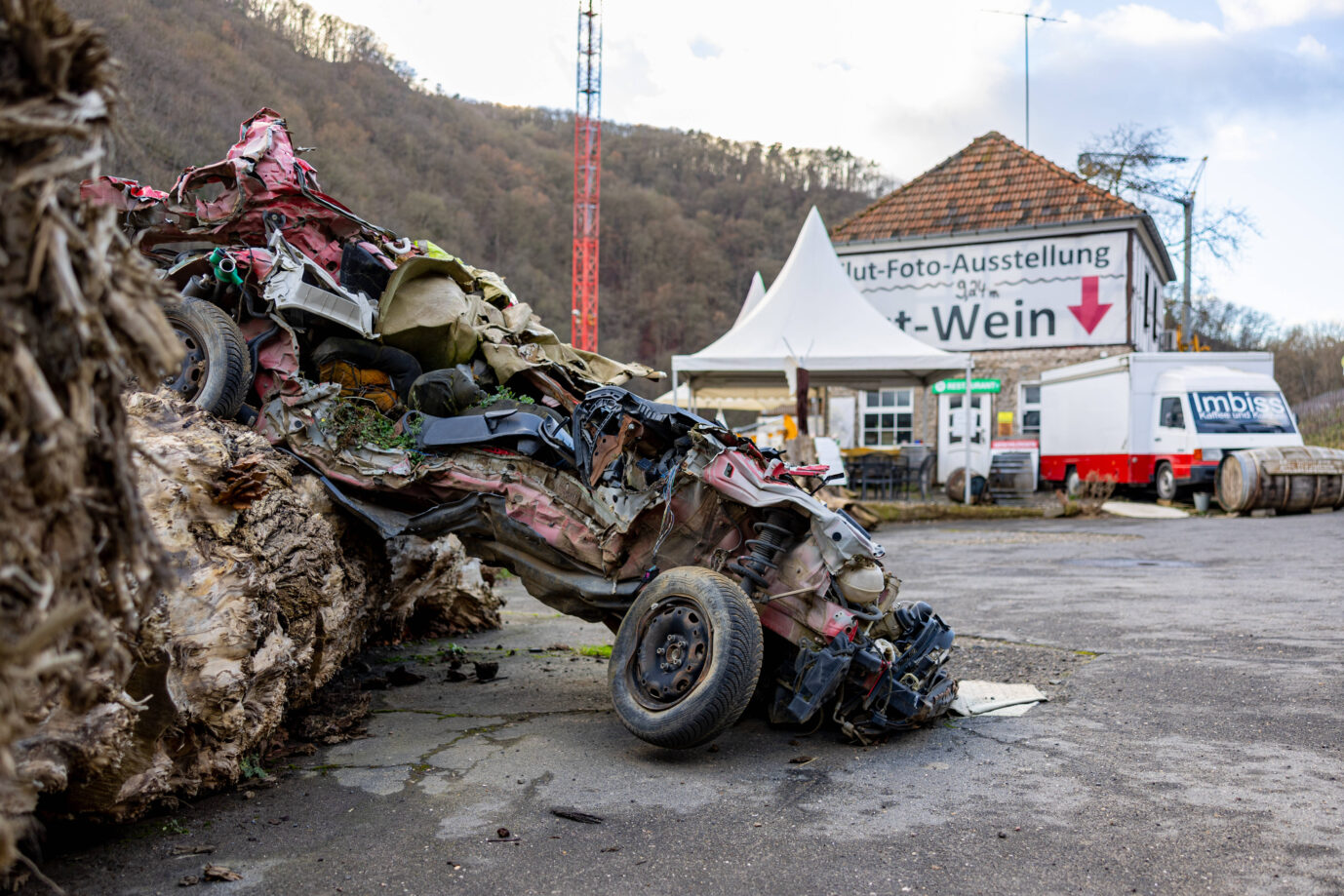 Wiederaufbau im Ahrtal - 03.01.2025 Ein von der Flut zerstörtes Autowrack als Mahnmal vor der Ahr-Vinothek mit der Flut-Foto-Video-Ausstellung in Marienthal, eine Fluterinnerungsstätte zur Flutkatastrophe - 3,5 Jahre nach der Flutkatastrophe im Juli 2021 befindet sich die Region im Neuen Jahr 2025 weiterhin im Wiederaufbau. Auch die Trassen der Ahrtalbahn werden geebnet und erhalten neue Brücken. Bad Neuenahr-Ahrweiler Marienthal Rheinland-Pfalz Deutschland *** Reconstruction in the Ahr Valley 03 01 2025 A car wreck destroyed by the flood as a memorial in front of the Ahr Vinothek with the flood Photo Video exhibition in Marienthal, a flood memorial to the flood disaster 3.5 years after the flood disaster in July 2021, the region is stil Copyright: xBonn.digitalx/xMarcxJohnx