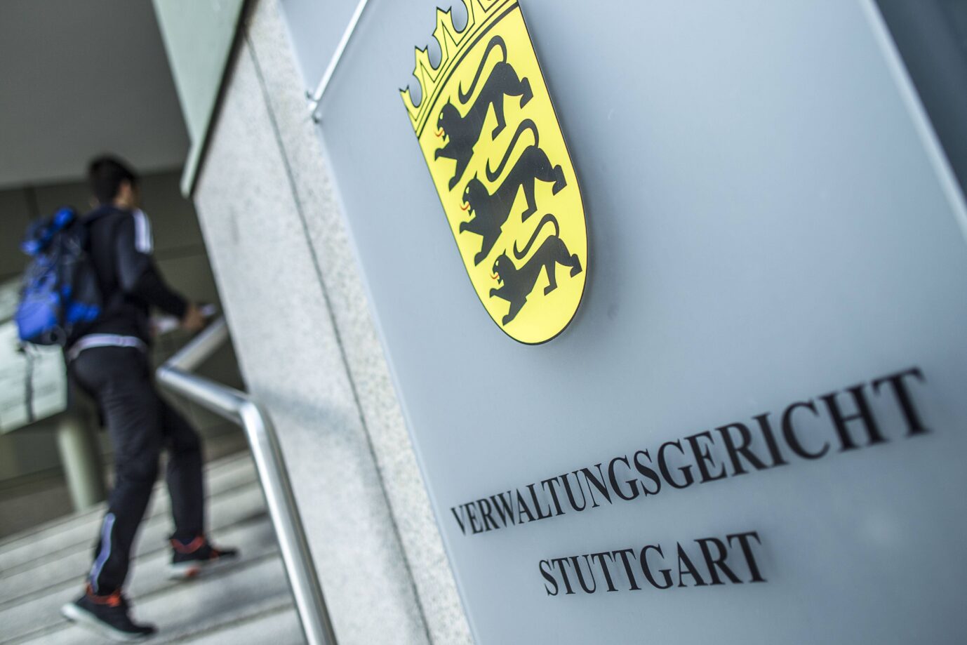Eingang des Verwaltungsgerichts Stuttgart mit Landeswappen Baden-Württemberg und Schriftzug „Verwaltungsgericht Stuttgart“. Der Heilbronner Kreistag streicht alle AfD-Kandidaten von der Liste für ehrenamtliche Richter. Das Verwaltungsgericht Stuttgart wertet das als willkürlich – und zwingt zu einer Neuwahl. Verwaltungsgericht Stuttgart: Heilbronner Kreistag muß Vorschlagsliste für ehrenamtliche Richter neu aufstellen. Foto: IMAGO / Objektif