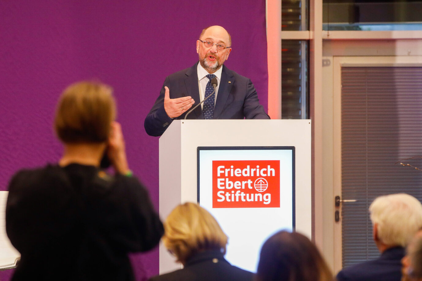 Martin Schulz spricht am Rednerpult der Friedrich-Ebert-Stiftung während des Festakts zum 100jährigen Bestehen am 11. März 2025 in Berlin. Martin Schulz beim Festakt in Berlin: Der SPD-Politiker will im Oktober den Menschenrechtspreis an die International Detention Coalition überreichen. Foto: IMAGO / pictureteam