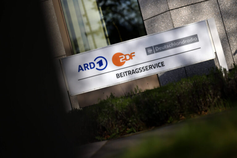 Die Zuständigkeit für die Eintreibung der Rundfunkbeiträge hat sich 2024 in NRW geändert. Säumige GEZ-Gebühren muss seit letztem Jahr der Sender WDR jetzt selbst eintreiben. Im Bild der Eingang des ARD ZDF Deutschlandradio Beitragsservice auf dem WDR-Gelände in Köln Bocklemünd. Themenbild, Symbolbild Köln, 14.04.2025 NRW Deutschland *** The responsibility for collecting broadcasting fees has changed in NRW in 2024 Since last year, the broadcaster WDR has had to collect GEZ fees itself The picture shows the entrance to the ARD ZDF Deutschlandradio Beitragsservice on the WDR premises in Cologne Bocklemünd Themed picture, symbolic picture Cologne, 14 04 2025 NRW Germany Copyright: xChristophxHardtx
