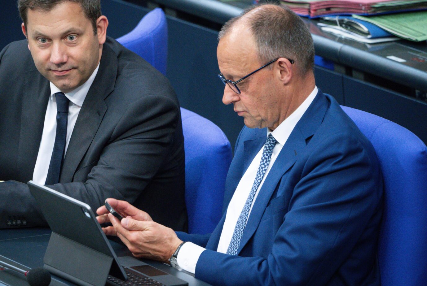 Rüffel von Klöckner: Friedrich Merz mit Handy und Tablet auf der Regierungsbank.