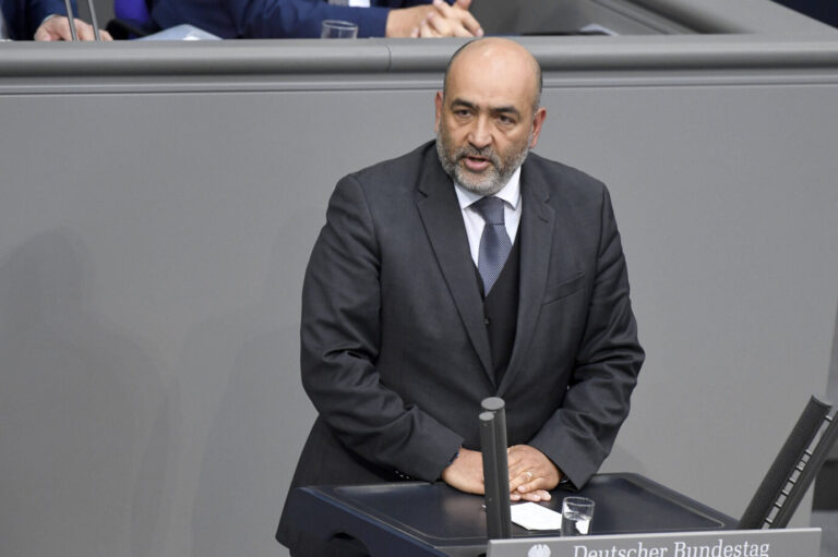 Omid Nouripour in der 12. Sitzung des 21. Deutschen Bundestages im Reichstagsgebäude. Berlin, 24.06.2025 *** Omid Nouripour at the 12th session of the 21 German Bundestag in the Reichstag building Berlin, 24 06 2025 Foto:xF.xKernx/xFuturexImagex bundestagssitzung12_5662