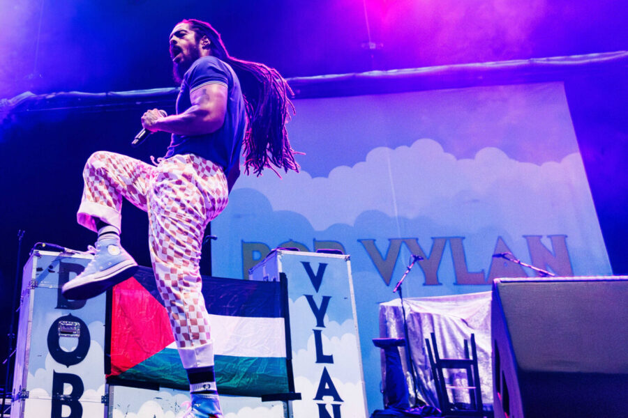 Gaza-Musiker Bob Vylan beschimpft den toten Charlie Kirk bei einem Konzert.
