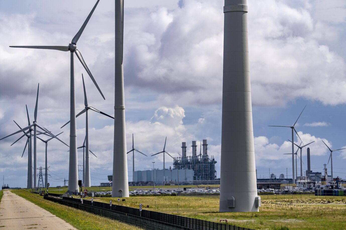Im niederländischen Emshaven drehen sich Windräder – die stoßen kein CO2 aus und sollen somit gegen den Klimawandel helfen – doch Stobbe widerspricht dieser Theorie