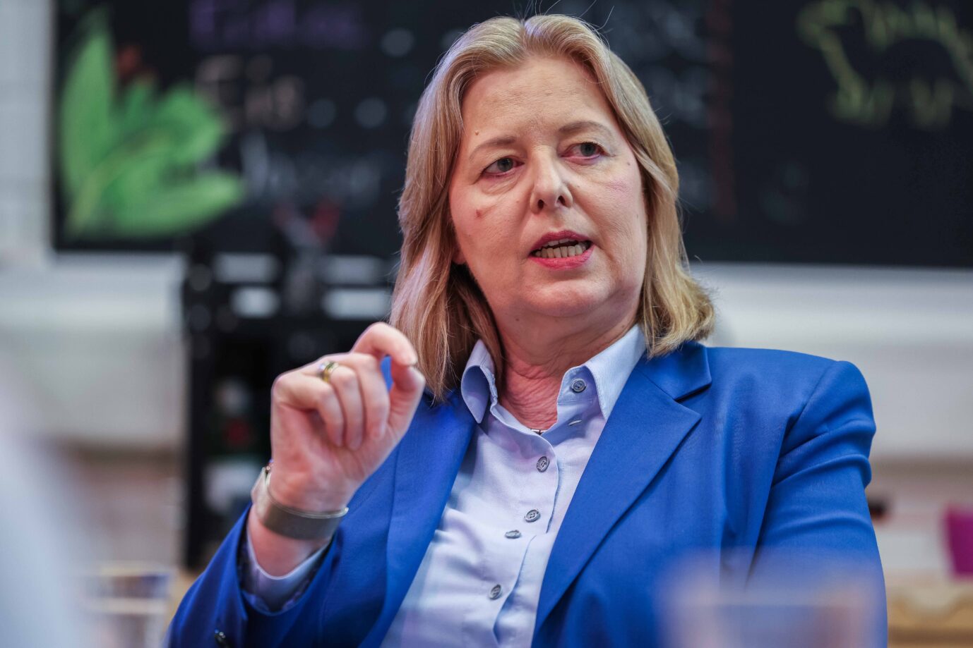 Bundesarbeitsministerin Bärbel Bas (SPD) trägt ein blaues Sakko und gestikuliert mit ihren Händen